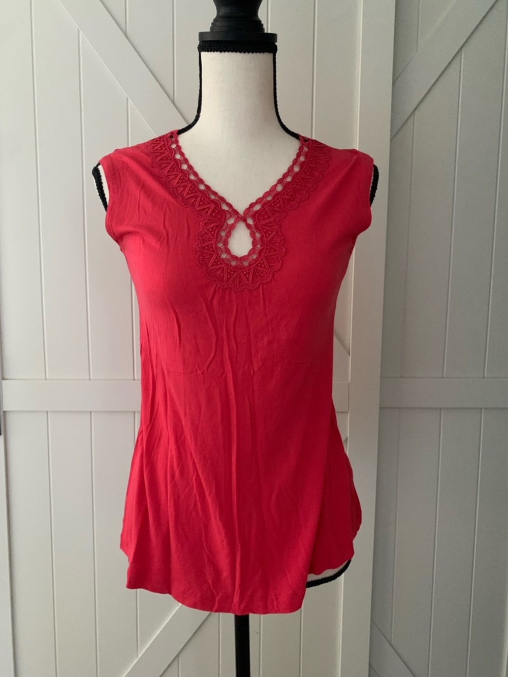 Banana Republic Pink Lace Neck Sleeveless Top XS Rayon Blouse Tank